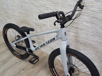 Bike 24" Extention Avenger V1 Carbon - hellgrau